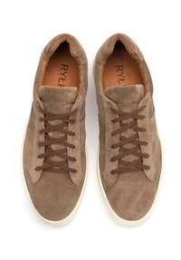 Brązowe zamszowe sneakersy z pasującymi brązowymi sznurówkami, gumową podeszwą i beżowym wnętrzem. Charakteryzują się minimalistycznym designem i zaokrąglonym czubkiem.