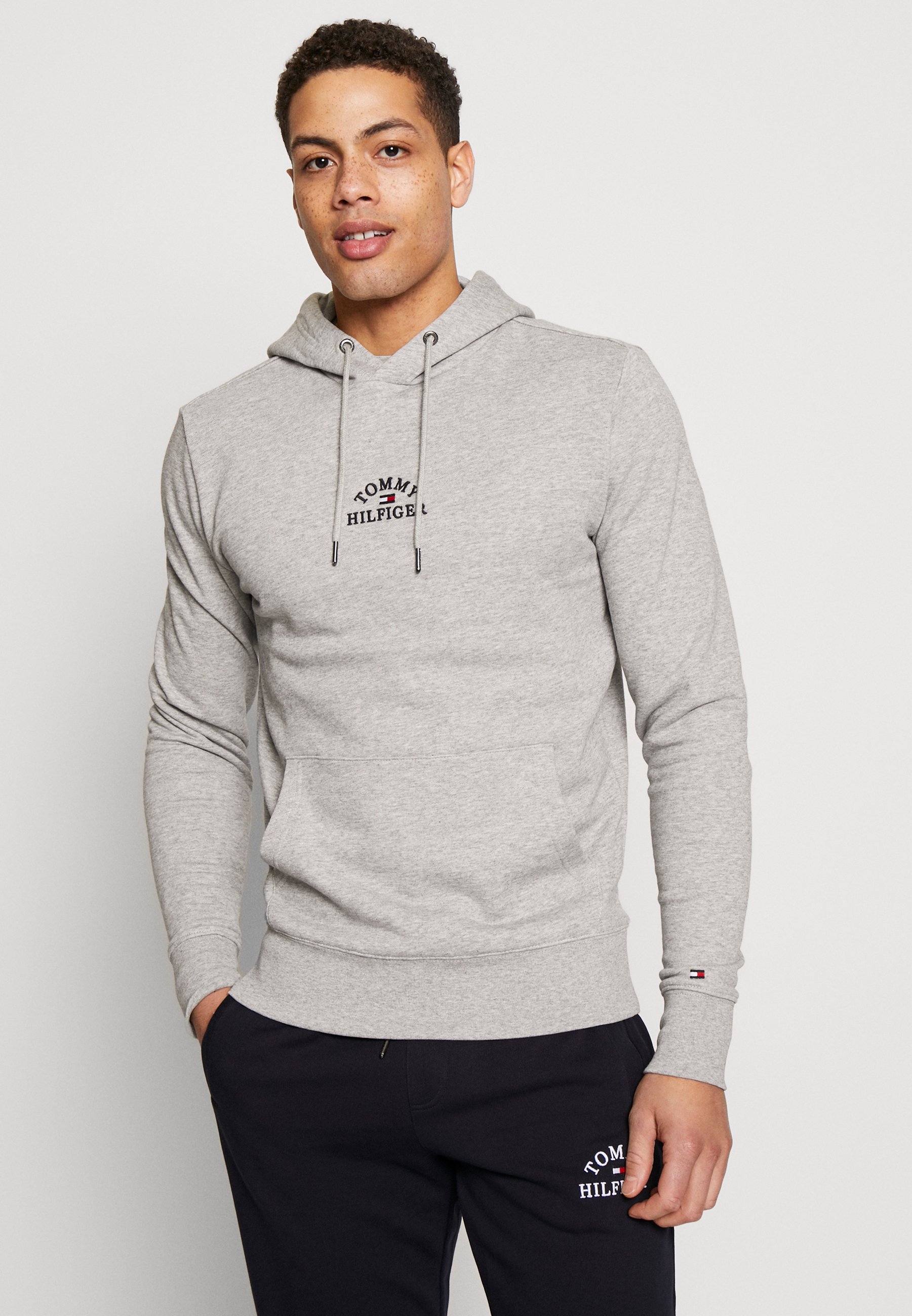 tommy hilfiger basic embroidered hoodie