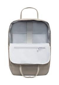 Zaino grigio chiaro con tasca anteriore con zip, scomparto imbottito e doppi manici. Presenta una texture di tessuto liscia e una fodera interna.