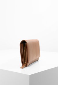 L.CREDI EVELYN - Wallet - cognac