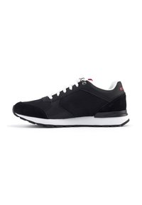 Zwarte sportieve schoenen met een bovenwerk van mesh en suede, witte veters, contrasterende rubberen zool en een klein rood accent op de hiel.
