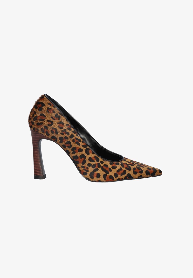 Zapato de tacón alto con punta afilada, que presenta un patrón de leopardo, textura de pelo sintético, ribete negro y un tacón de madera delgada.