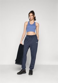 ONLY Play ONPDAISY-2-BETTY SEAM BRA - Sports-BH-er med medium støtte - coastal fjord