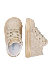 Sneaker dorate con glitter, superficie testurizzata, punta rotonda e suola piatta. Presentano lacci beige e una soletta imbottita per il comfort.