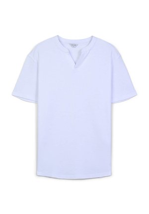 T-shirt bianco in cotone con scollo a V poco profondo, maniche corte e una vestibilità rilassata. Texture liscia senza motivi visibili o decorazioni.