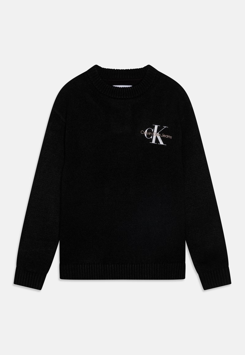 Pull noir en maille avec un col rond, des poignets et un ourlet côtelés ; présente un petit logo blanc "CK" et le texte "Calvin Klein Jeans".