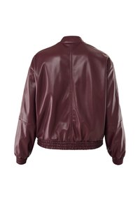 Giacca bomber in ecopelle bordeaux, design cropped, con polsini e orlo elasticizzati, texture liscia e dettagli di cucitura minimi.