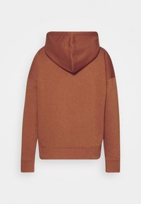Sudadera con capucha marrón de textura suave, con mangas largas y un ajuste relajado. Presenta una capucha centrada y puños y dobladillo acanalados.