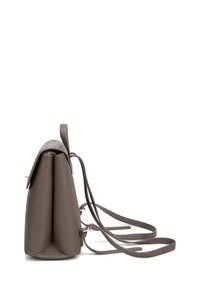 Borsa a tracolla in pelle grigia con un design strutturato, texture liscia, dettagli in metallo dorato e due tracolle regolabili.