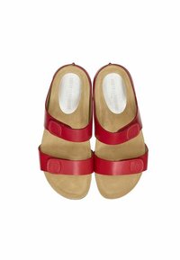 Sandales en cuir rouge avec deux larges sangles, semelle intérieure beige imitation daim, détail de logo de marque sur les sangles, design à dos ouvert.
