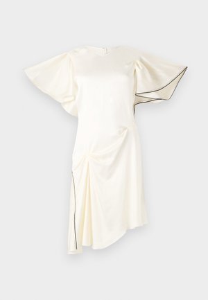 Bílé saténové šaty s krátkými širokými rukávy, detalami z drapérie a kontrastním černým prošíváním podél lemování a rukávů.