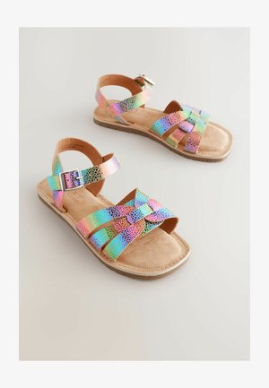 Többszínű szandálok, irizáló pántokkal, amelyek kígyóbőr mintázatúak, bélelt barna talppal és ezüst csattal.