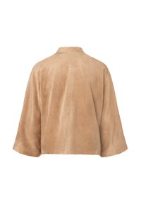 Beiger Kunstpelz-Kimono mit lockerem Schnitt, weiten Ärmeln und minimalistischen Rückendesign. Weiche Textur, keine sichtbaren Verschlüsse oder Verzierungen.