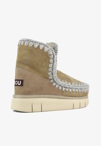 Suez ankle boot i tan med grå flettefinishing, har en teksturert såle og myk interiørforing. Glatt overflate.