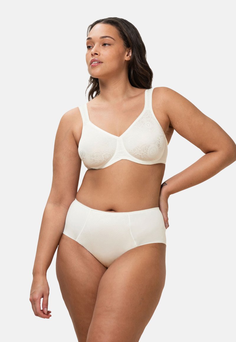 Witte naadloze beha met kantdetails, brede bandjes en beugels, gecombineerd met bijpassende hoge slip met subtiele textuur.