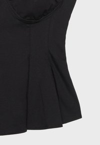 Haut noir sans manches avec corsage ajusté et détails de coutures, fabriqué dans un tissu lisse avec une légère élasticité.