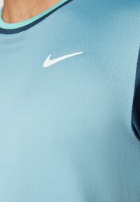 Nike Performance ADVTG - Bluză sport - denim turqoise/armory navy/green frost/white