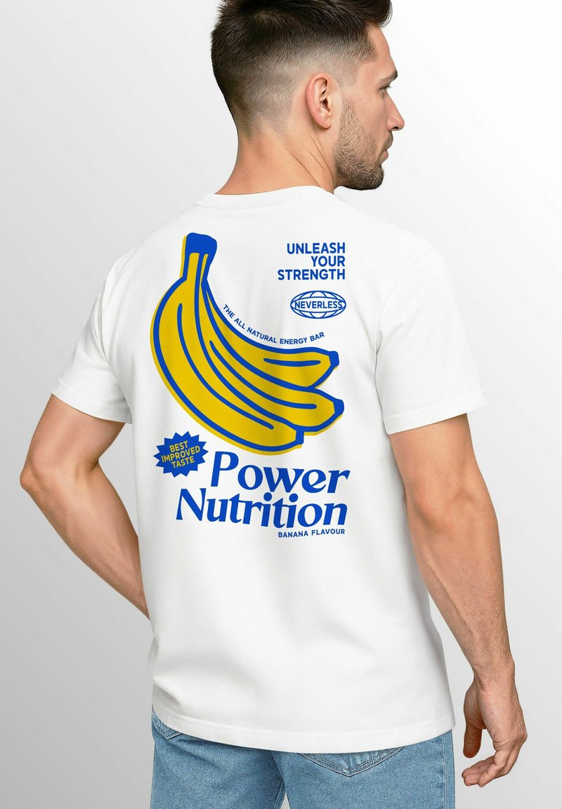 Weißes T-Shirt mit kurzen Ärmeln, das ein Grafikdesign von drei gelben Bananen und blauer Schrift enthält, darunter "Power Nutrition" und "Unleash Your Strength."