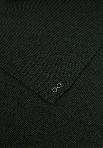 Tmavě zelená ribbovaná tkanina s mírným leskem, na okraji obsahující dva stříbrné očky. Celkově hladká textura.