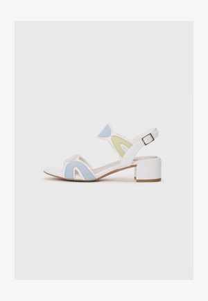 Sabot blanc avec un talon bloc, présentant des accents en daim bleu clair, vert et rose. Design à découpes et bride de cheville réglable.