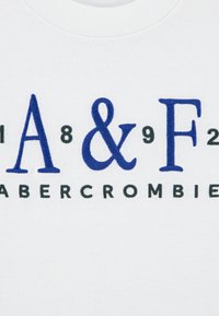 Abercrombie & Fitch SIGNATURE TEE - Camiseta estampada - bright white