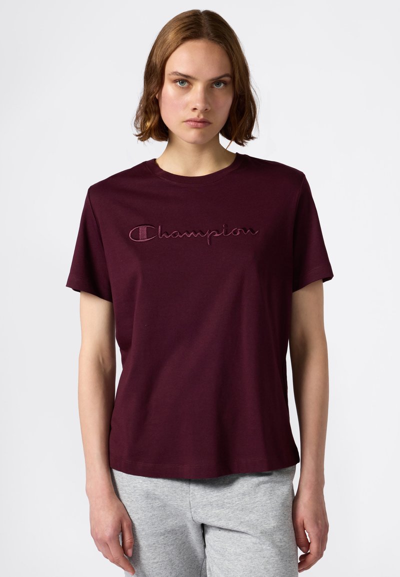 Bordeaux katoenen t-shirt met een geborduurd "Champion" logo op de borst; korte mouwen, ronde hals, relaxte fit.