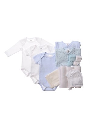 Das Set für Babybekleidung umfasst drei weiße Bodysuits, zwei blaue Bodysuits, ein Blumen-Outfit, Handschuhe, einen Hut und zwei weiche Decken.