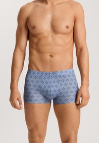 Blauwe boxers met een geometrisch patroon, gemaakt van zachte stof, met een elastische tailleband en een aansluitende pasvorm.