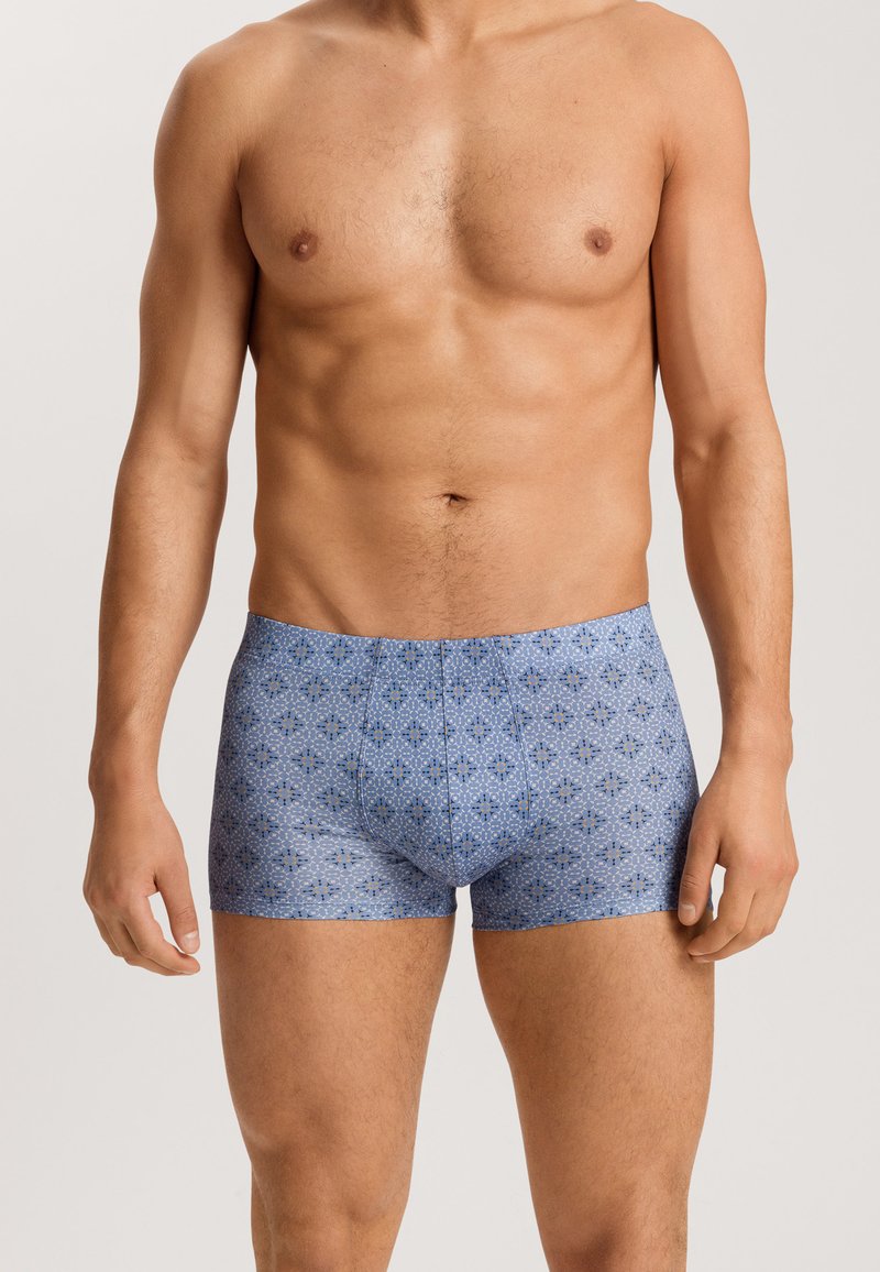 Blauwe boxers met een geometrisch patroon, gemaakt van zachte stof, met een elastische tailleband en een aansluitende pasvorm.