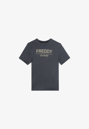 T-shirt à manches courtes gris foncé avec "FREDDY ATHLETIC DEPARTMENT ÉTABLI EN 1976 ENTRAÎNEMENT" imprimé en beige sur le devant.