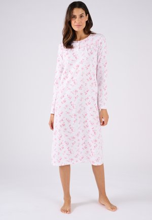 Camicia da notte a maniche lunghe con base bianca, caratterizzata da un motivo floreale rosa, tessuto morbido e scollo con bottoni. Si ferma a metà polpaccio.