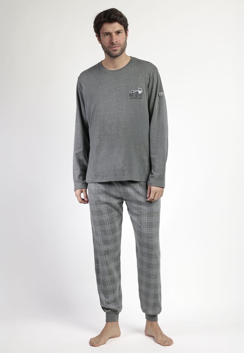 Camisa gris de manga larga con un pequeño gráfico en el pecho, combinada con pantalones de pijama de cuadros grises con puños elásticos y un ajuste cómodo.