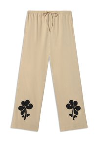 Pantaloni beige a taglio rilassato con vita elastica e cordino. Presentano ricami floreali neri nella parte inferiore delle gambe su entrambi i lati.