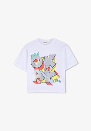 Witte korte mouw T-shirt met grote kleurrijke 3D blokletters "OKAY" en zilveren pailletten aan de voorkant, met een klein groen dinosaurusbeeldje.