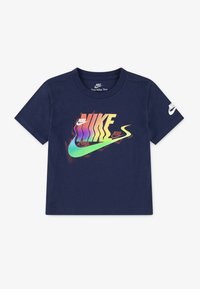 Námorně modré bavlněné tričko s vícolorým grafickým logem Nike s gradientním textem a akcenty na rukávech. Krátké rukávy, klassický střih.