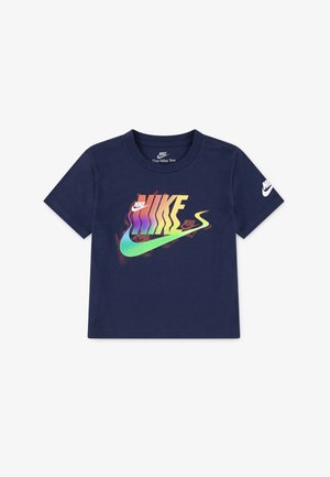 Granatowa bawełniana koszulka z krótkim rękawem z kolorowym logo Nike w grafice, z gradientowym tekstem i akcentami na rękawach. Okrągły dekolt.