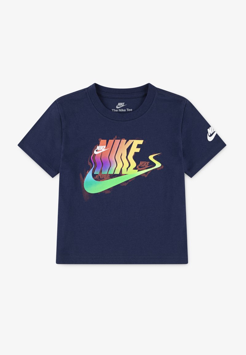Námorně modré bavlněné tričko s vícolorým grafickým logem Nike s gradientním textem a akcenty na rukávech. Krátké rukávy, klassický střih.