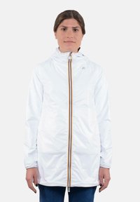 Giacca lunga bianca con cappuccio, dotata di una cerniera frontale con accenti arancioni e gialli, e una texture liscia e lucida.