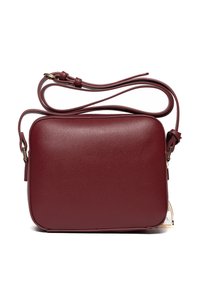 Mała prostokątna bordowa skórzana torba na ramię z regulowanym paskiem i złotymi akcentami metalowymi na białym tle.