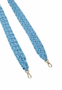 Geweven blauwe stofriem met metalen clips, met een gestructureerd patroon voor grip en duurzaamheid. De lengte biedt veelzijdigheid in gebruik.