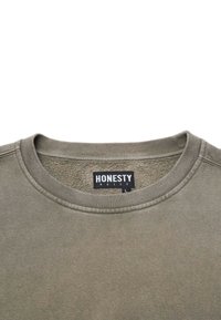 Oliven grøn crewneck sweatshirt med fleeceforing og et sort mærke med teksten "ÆRLIGHED REGNER" i hvid, størrelse large.