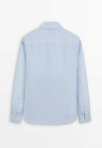 Camicia azzurra chiara a maniche lunghe con righe verticali bianche. Presenta un colletto classico, polsini con bottoni e una texture di cotone morbido.
