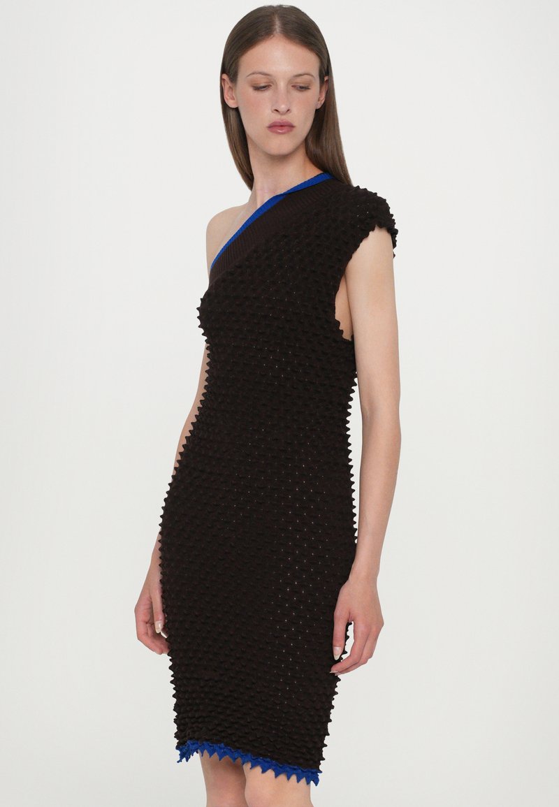 Sort, en-skulder kjole med tekstureret mønster, ribbet halsudskæring med blå detalje og asymmetrisk kant.