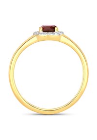 Bague en or présentant une pierre précieuse rouge profond au centre, entourée de petites pierres claires, avec un anneau lisse et une finition polie.