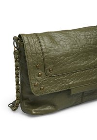 Pochette en cuir vert olive avec une finition texturée, dotée d'une fermeture rabat, d'accents en matériel bronze et d'une anse en chaîne tressée.