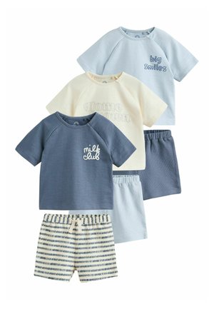 Tri krátke rukávové detské súpravy s krátkymi nohavicami v krémovej, svetlomodrej a námorníckej modrej farbe, s potlačou textu a pruhovanými krátkymi nohavicami.