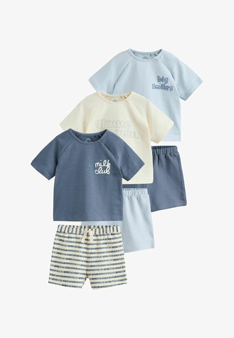 Trois ensembles courts pour tout-petits avec des shorts assortis, en crème, bleu clair et marine, avec des imprimés de texte et des shorts rayés.