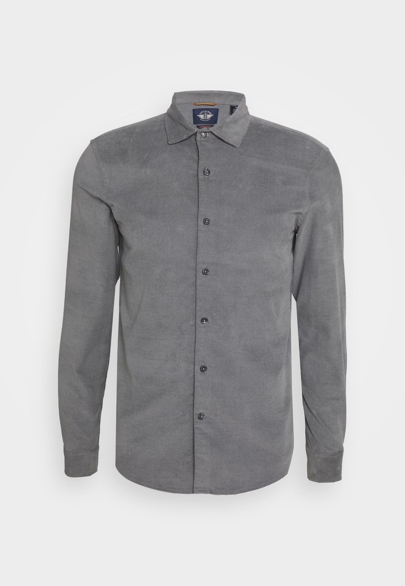 Chemise homme à manches longues boutonnée, gris uni, col pointu et poignets boutonnés, présentée sur fond uni.
