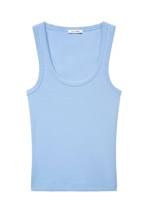 Canotta azzurro chiaro a coste senza maniche con scollo a U e bordi cuciti, con etichetta Calliope sul colletto posteriore.