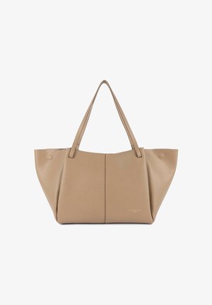 Beżowa skórzana torba na ramię z dwoma paskami na ramiona, o usztywnionej konstrukcji i subtelnym logo na dole z przodu po prawej stronie.